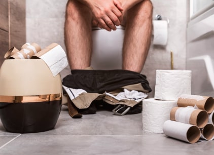 Mann auf der Toilette