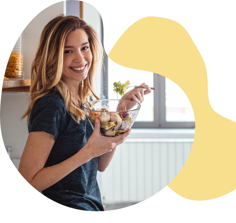 Frau mit Salatschüssel