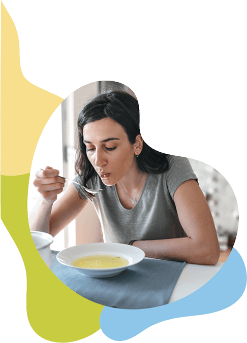 Frau isst eine Suppe