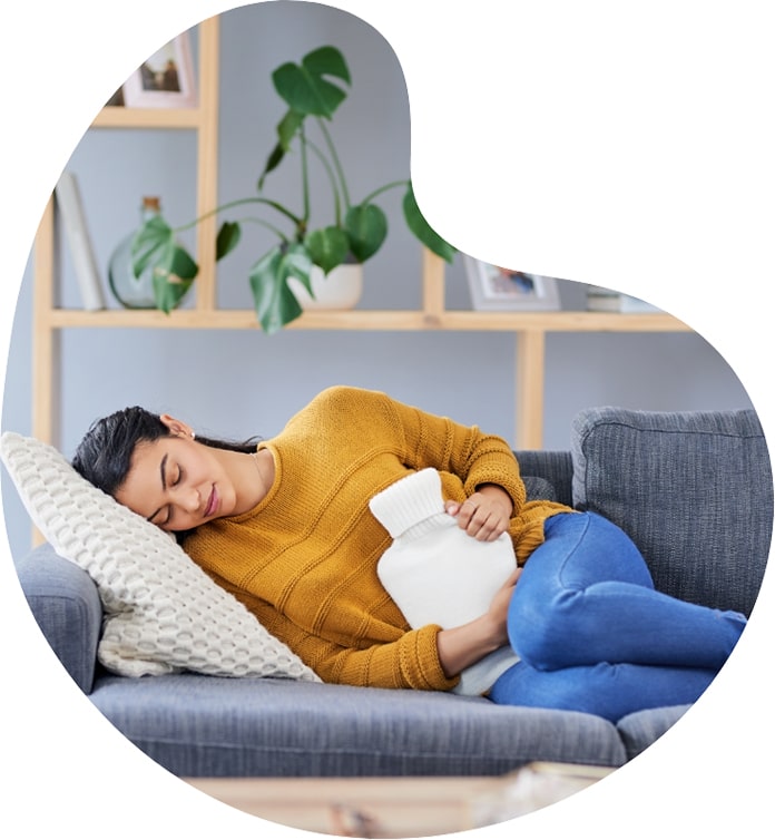 Frau liegt auf einem Sofa